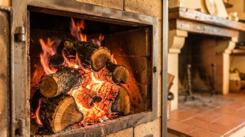 scopri i segreti degli italiani per massimizzare l'efficienza dei ceppi nelle stufe a legna, ottimizzando calore e durata del combustibile.